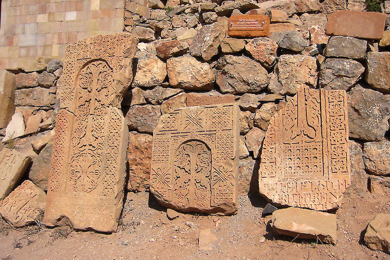 Deutlich sichtbar sind die christlichen Spuren in Armenien: Kreuzsteine verzieren Kirchen, Klöster, Landschaften und Felsen