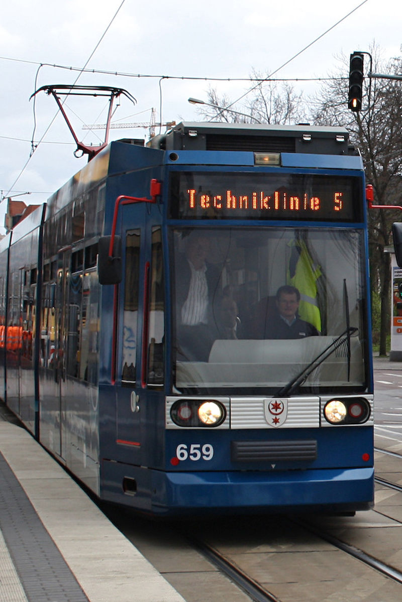 Als Themenbahn fährt die "T 5" künftig durch die Technologieregion.