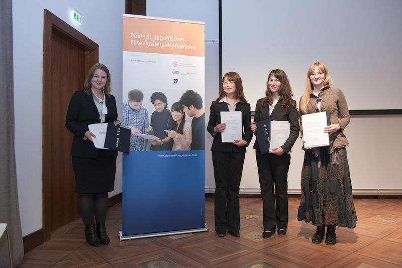 Die Absolventinnen des ersten Jahrgangs im Deutsch-japanischen Elite-Austauschprogramm erhielten ihre Urkunden