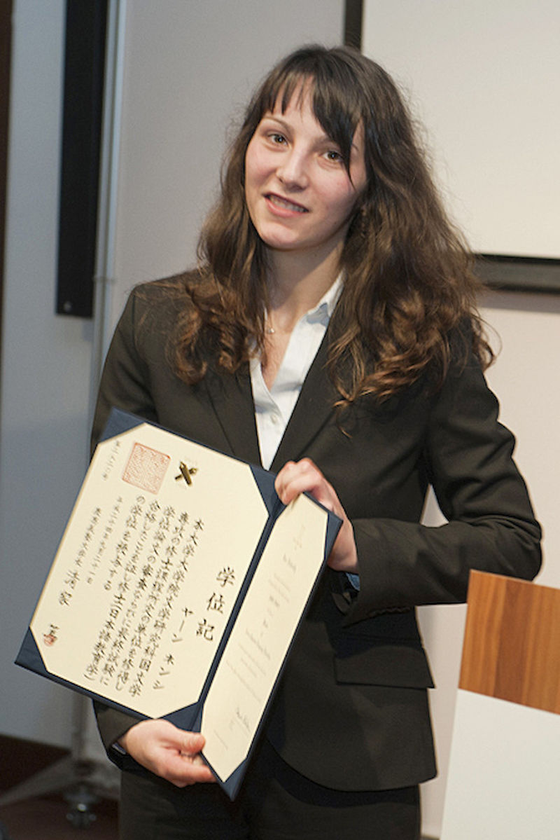 Absolventin des Deutsch-japanischen Elite-Austauschprogramms mit Urkunde