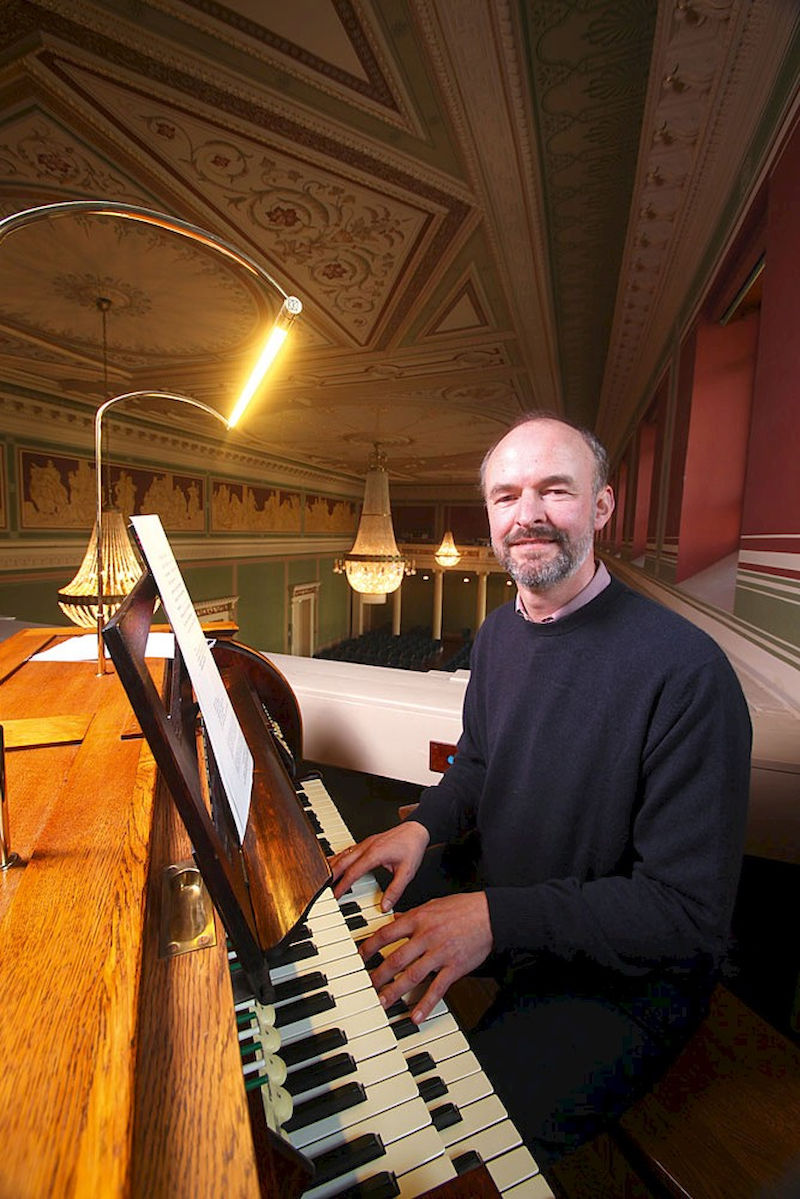 Professor Joachim Renzikowski an der Sauer-Orgel in der Aula der Universität.
