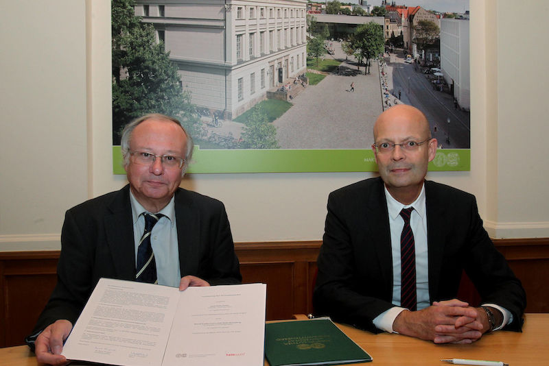 Rektor Prof. Dr. Udo Sträter und OB Dr. Bernd Wiegand (v.l.) mit dem unterzeichneten Vertrag.