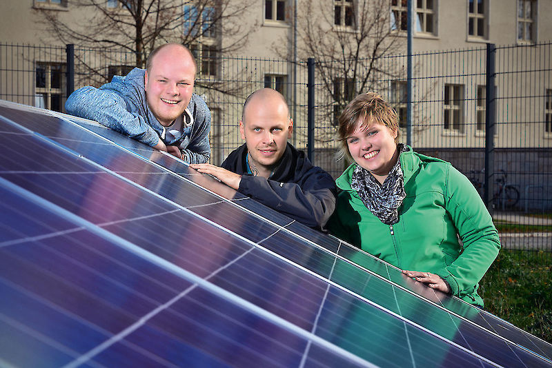 Torsten Büchner, Rico Meitzner und Gerda Seiffarth (v.l. ) experimentieren im dritten Semester mit dem neuen Solarfeld am Weinberg Campus.