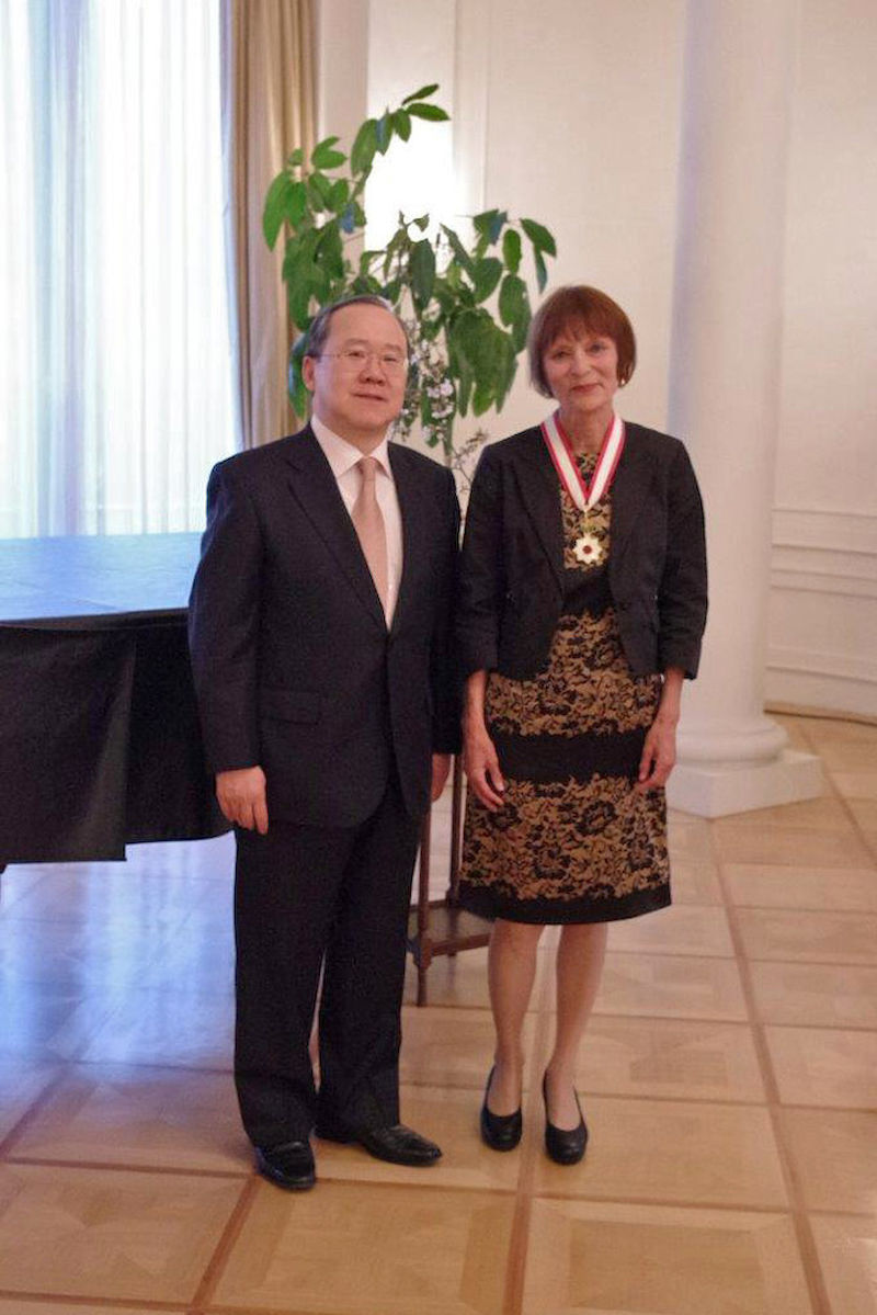 Botschafter Takeshi Nakane verlieh Gesine Foljant-Jost den Orden der aufgehenden Sonne.
