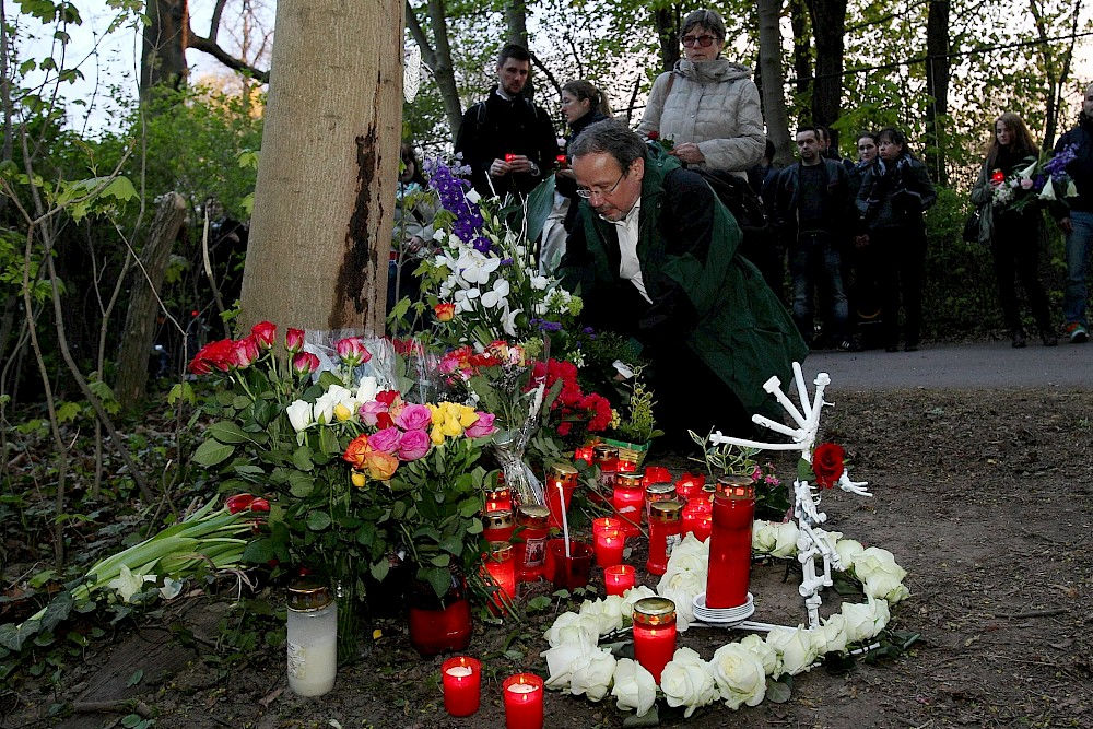 Viele Besucher des Gottesdienstes zum Gedenken an Mariya N. legten an der Stelle, an der die ermodete Studentin gefunden wurde, Blumen nieder.