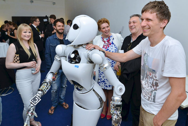Die Roboterdame Aila vom Deutschen Forschungszentrum für Künstliche Intelligenz zog im Foyer die Blicke auf sich
