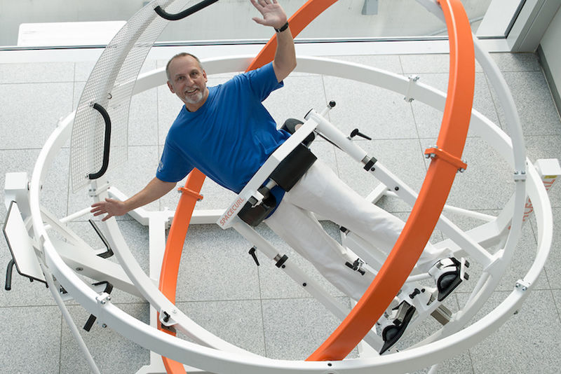 Im Spacecurl trainieren normalerweise Astronauten oder Piloten. In der Uniklinik wird es als Therapiegerät für Rückenschmerzen eingesetzt.