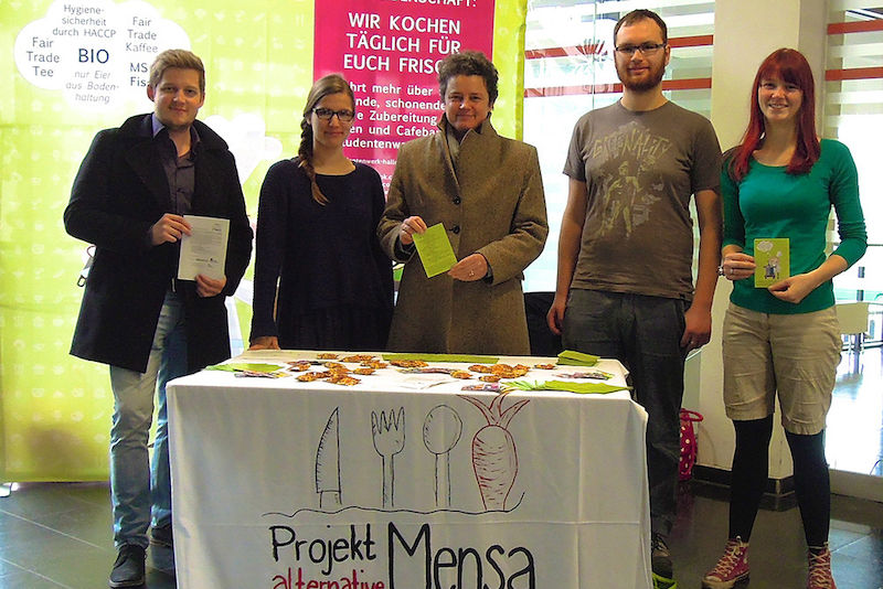 Lydia Hüskens (Mitte) mit ­Studierenden der Initiative „Alternative Mensa“