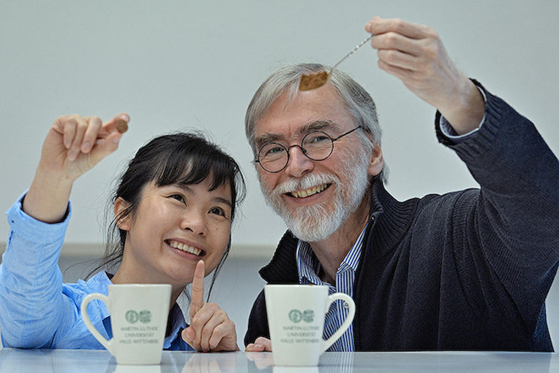 Ulrich mit seiner Doktorandin Thi Nhat Phuong Nguyen und einer Kakaotablette, an deren Herstellungsverfahren Nguen geforscht hat.