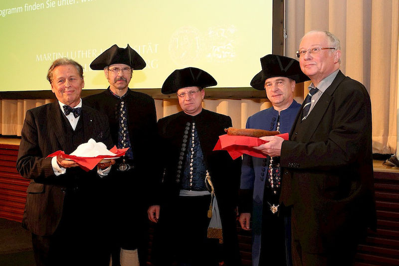 VFF-Präsident Ralf-Torsten Speler (links) und Rektor Udo Sträter nahmen die Neujahrsgaben der Halloren-Salzwirkerbrüderschaft in Empfang.