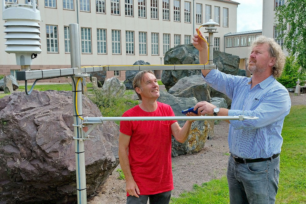 Detlef Thürkow und Gerd Schmidt am Ultraschall-Windmesser der Klimastation im Geologischen Garten. Der moderne Windmesser kommt heute ohne ein mechanisches Windrädchen aus.