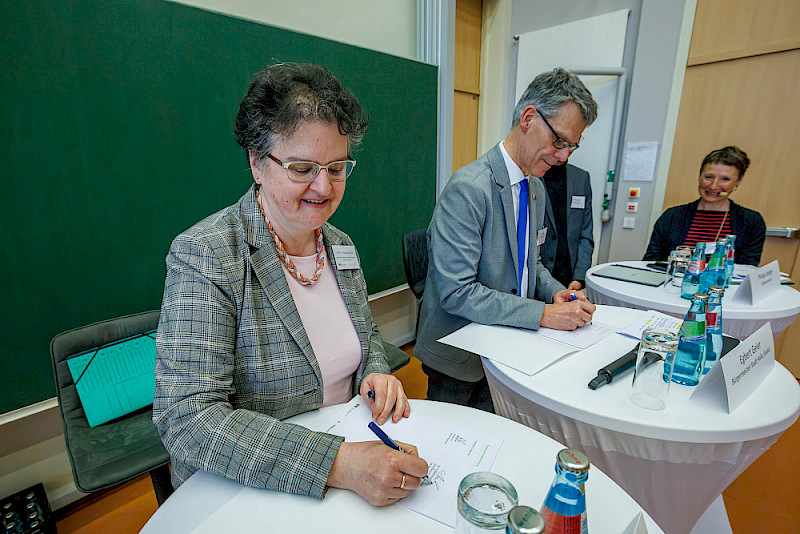 Rektorin Claudia Becker und Bürgermeister Egbert Geier unterzeichnen den erneuerten Kooperationsvertrag