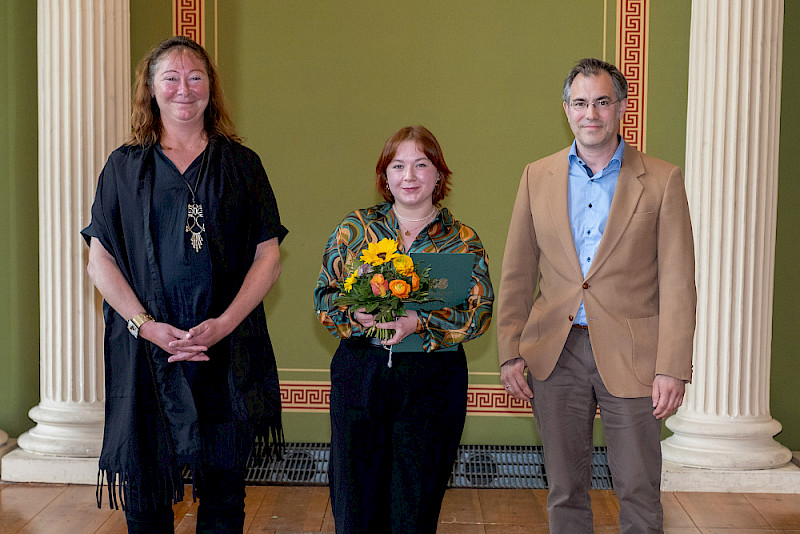 Zweite Amo-Preisträgerin war Jenny Appel - hier mit Prorektorin Christine Fürst und Betreuer Jonathan Everts.