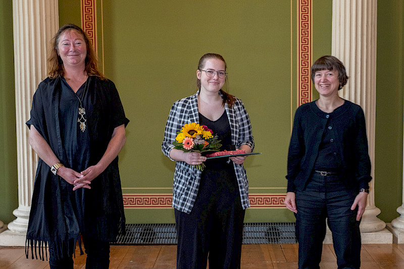 An Michelle Marofke (Mitte) - hier mit Prorektorin Christine Fürst und Betreuerin Kristina Kühn - wurde der Anton-Wilhelm-Amo-Preis vergeben.