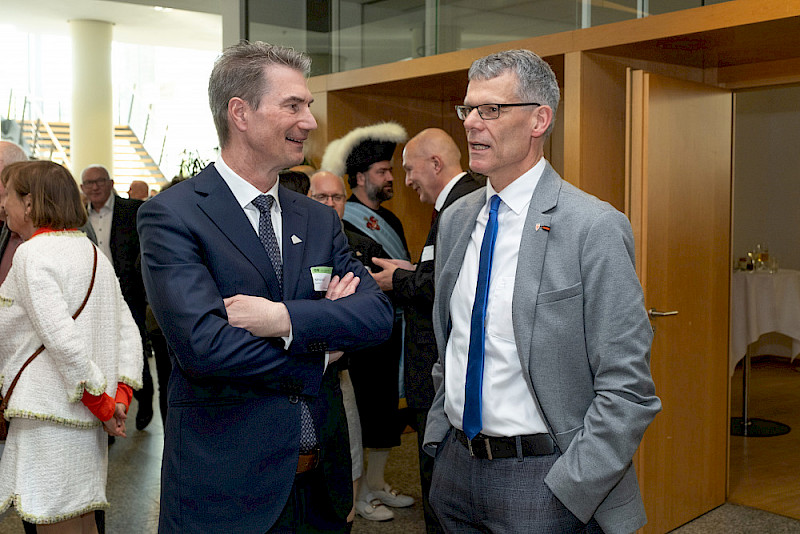 Kanzler Alfred Funk (links) im Gespräch mit Halles Bürgermeister Egbert Geier