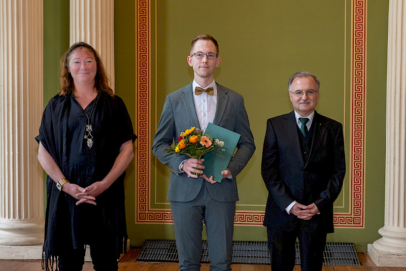 Der zweite Dorothea-Erxleben-Preis ging an Niels Valentin Heise (Mitte) - hier mit Prorektorin Christine Fürst und Betreuer René Csuk.