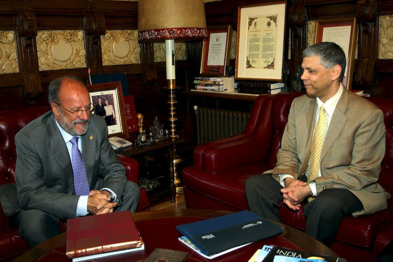 Dr. Francisco Javier León de la Riva, Bürgermeister von Valladolid, mit Prof.Dr. Rahul Peter Das.