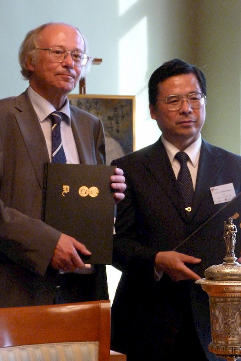Im Rahmen der Japan-Tage unterzeichneten MLU-Rektor Prof. Dr. Udo Sträter und Prof. Dr. Yoshitaka Kakinuma von der Dokkyo-Universität Saitama (Tokio) ein Kooperationsabkommen.