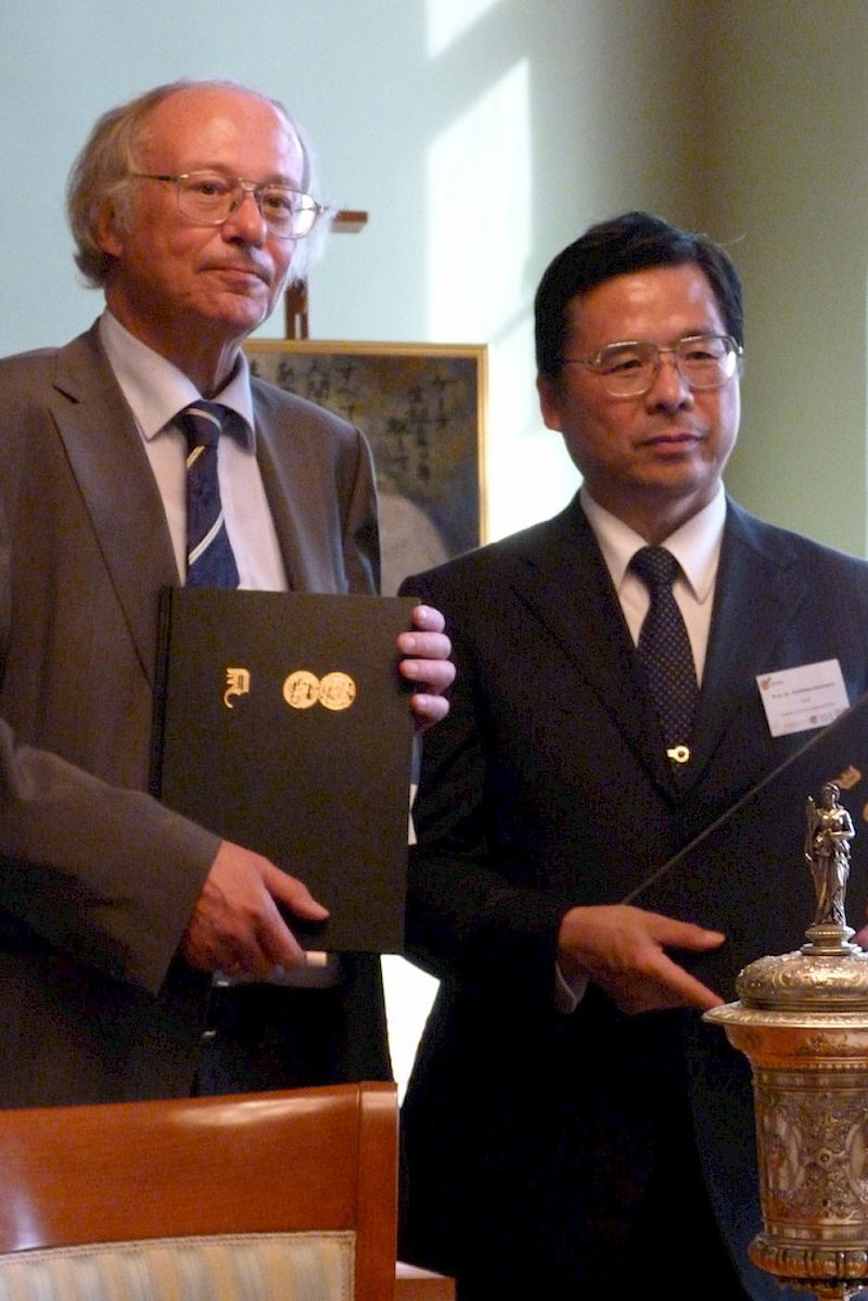 Im Rahmen der Japan-Tage unterzeichneten MLU-Rektor Prof. Dr. Udo Sträter und Prof. Dr. Yoshitaka Kakinuma von der Dokkyo-Universität Saitama (Tokio) ein Kooperationsabkommen.