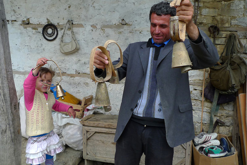 Ziegenglocken im muslimischen Dorf Kabash, in Mittelalbanien (Aufnahme aus dem prämierten Film "Polyphonia")