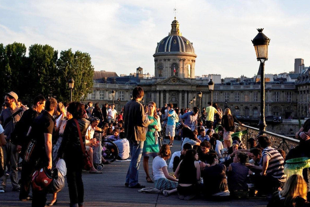 Studentische Abendgestaltung in Paris: Mit Wein, Käse und Baguette die Ufer und Brücken der Seine unsicher machen. (alle 
