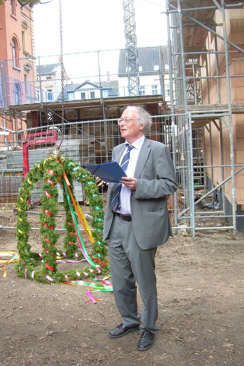 MLU-Rektor Sträter begrüßt die Gäste beim Richtfest