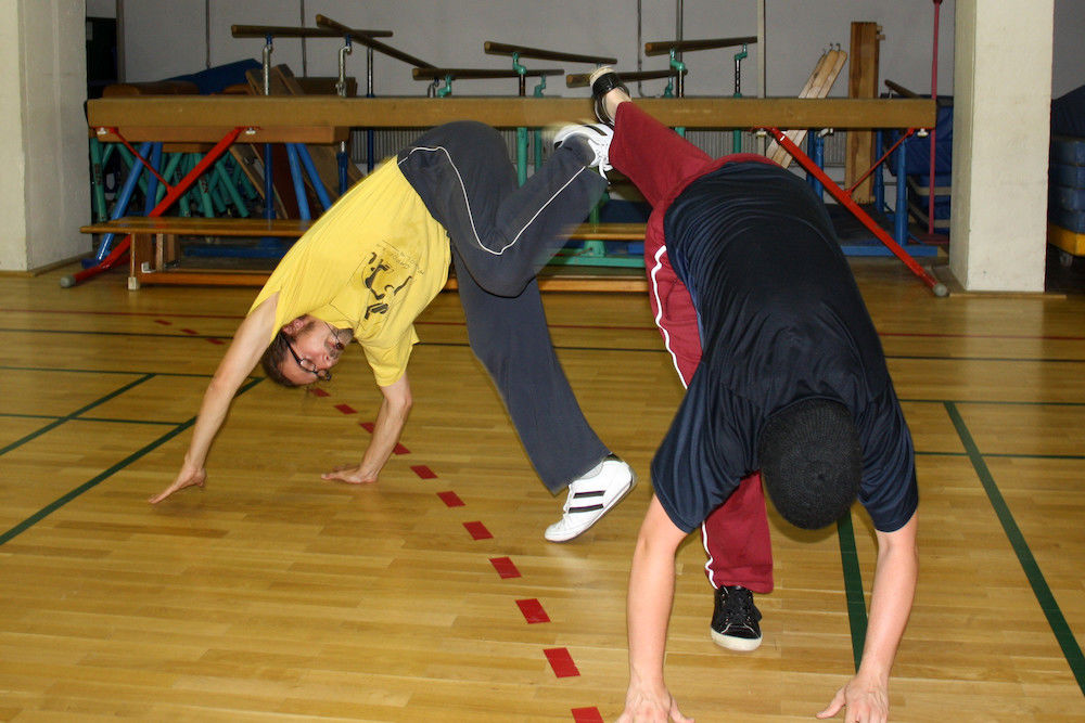 Kampfszenen ohne Körperkontakt, dafür mit ständigen Augenkontakt, sind zentrale Elemente beim "Capoeira".