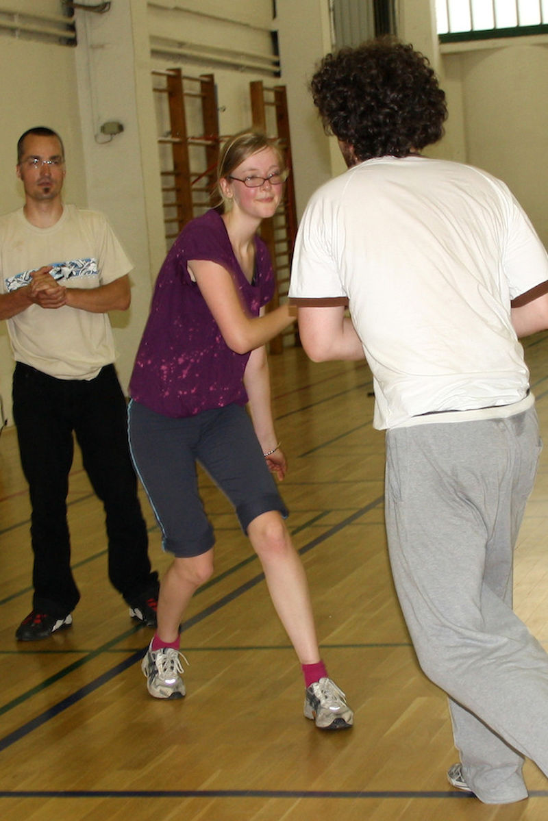 Kommuniziert wird durch Bewegung: Capoeira in der Unisporthalle.