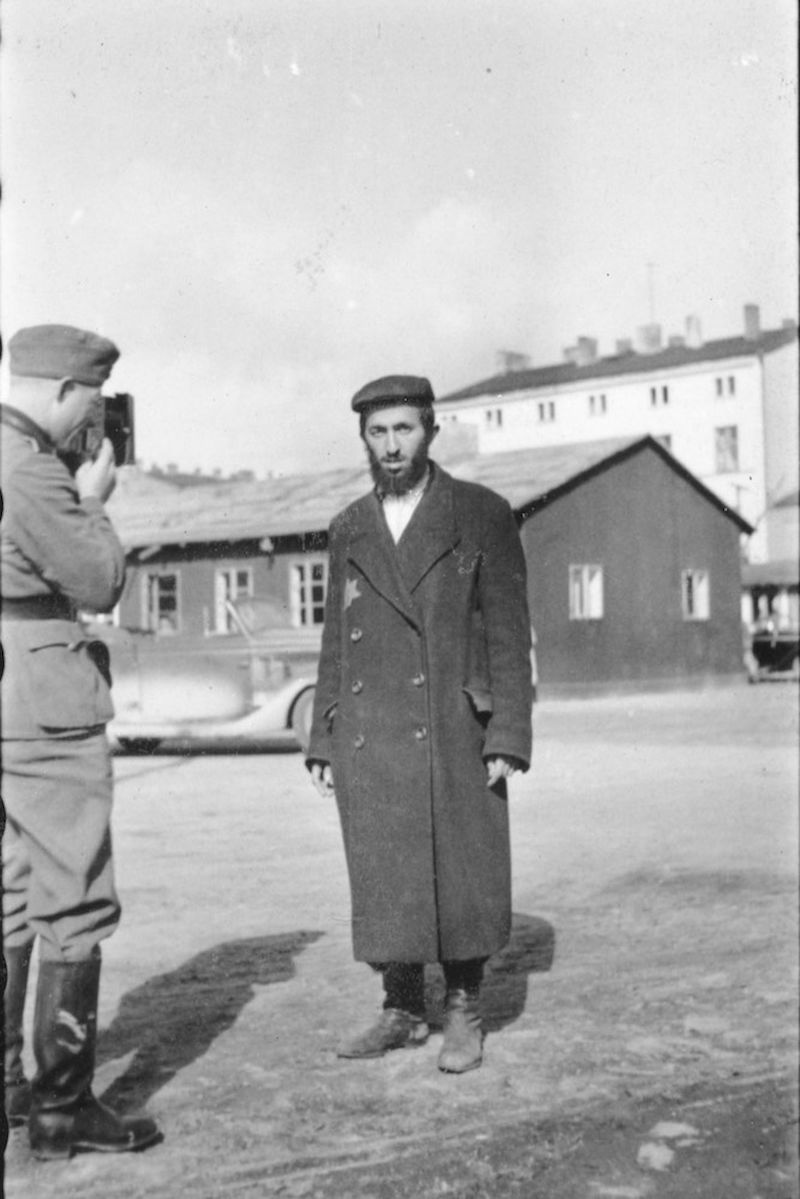 Ein Fotograf der SS-Propaganda-Kompanie fotografiert im Ghetto Litzmannstadt (Quelle: Bundesarchiv, Bild 101III Schilf 003 24, Fotograf: Schilf)