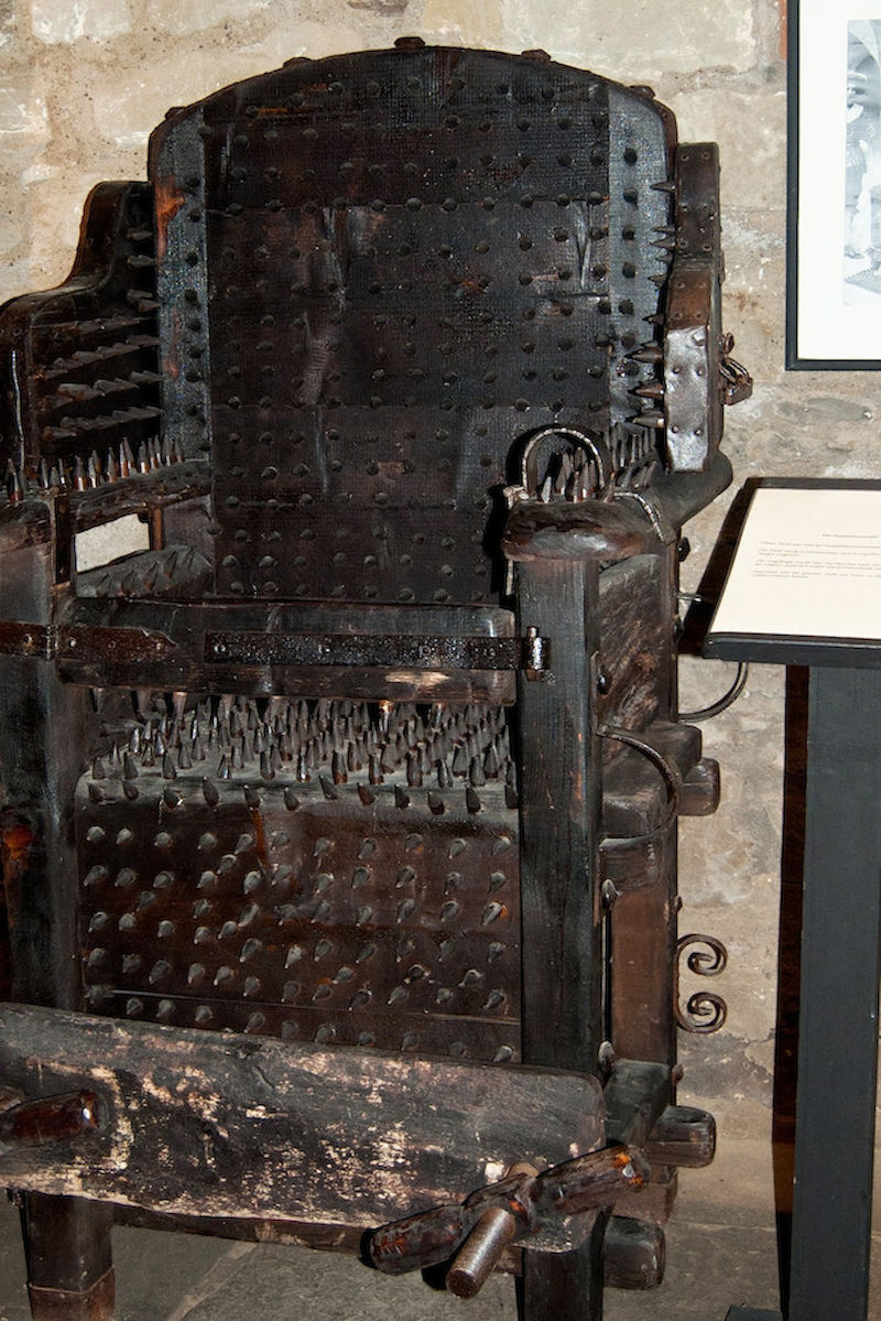 Folterstuhl aus dem Museum Bernburg. Der Nachbau ist ein Fantasieprodukt des 19. Jahrhunderts.