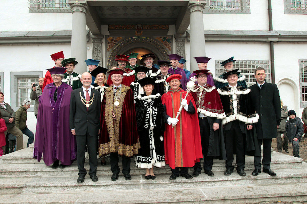 Der Akademische Senat vor dem Wittenberger Rathaus.