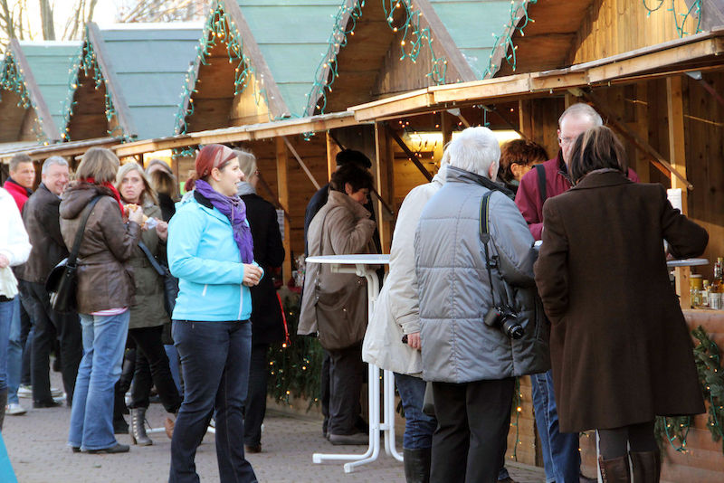 Weihnachtsmarkt auf dem Weinberg Campus: Prickelnder Glühsekt, weihnachtliche Geschenkideen und Live-Musik für den guten Zweck