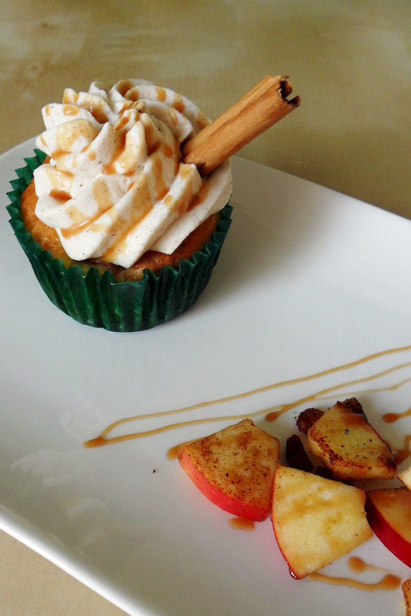 Bratapfel-Cupcakes mit Zimtsahne
