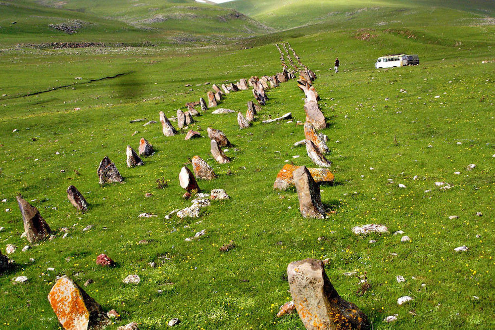 Auf über 2.000 Metern Höhe haben sich Prähistoriker Francois Bertemes und sein deutsch-armenisches Team auf die Spur dieser auffälligen Steinformationen begeben