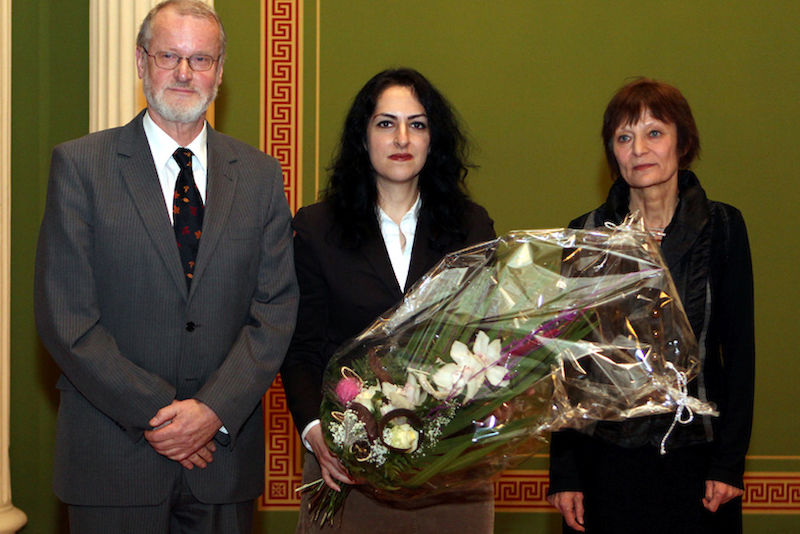 Für ihre herausragende Masterarbeit erhielt Leila Motlagh den Anton-Wilhelm-Amo-Preis, den die Prorektorin Gesine Foljanty-Jost (r.) und Professor Reinhart Neubert (l.) überreichten.
