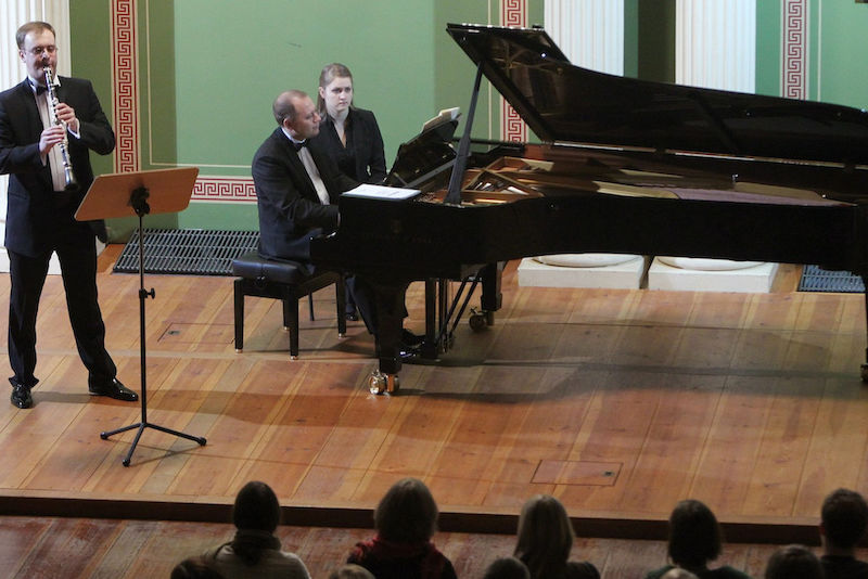 Mikhail Beznosov, der erste Klarinettist des Nationalen Philharmonischen Orchesters Russlands, und der meisterhafte Pianist Viacheslav Poprugin gastierten am 18. Januar in der Aula der MLU.