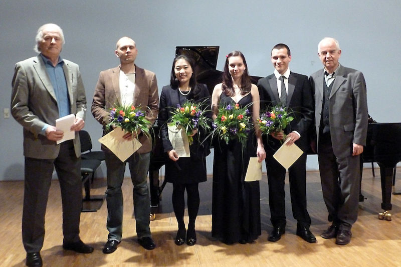 Preisträger und Veranstalter von links: Jury-Vorsitzender Professor Heribert Beißel, Pawel Kwasny (Gitarre) aus Polen (2. Preisträger), Joo-Yeon Kim (Klavier) aus Südkorea (1. Preisträgerin), und das hallesche Klavierduo Lisa-Marie Schneider und Jan Vorrath (3. Preisträger) mit Gotthard Voß.