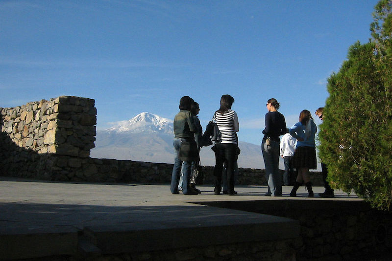 Eine langjährige Partnerschaft verbindet die MLU mit der armenischen Brjussow-Universität. Beim letzten Besuch in Armenien besichtigten Kollegium und Gäste gemeinsam das geheimnisvolle Kloster "Chor Virap" am Berg Ararat