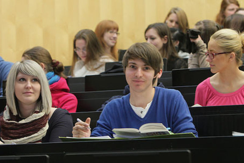 Fast die Hälfte aller Erstsemester des WS 2011/2012 studiert an der Juristischen und Wirtschaftswissenschaftlichen Fakultät. Sven Ertel ist einer von ihnen.