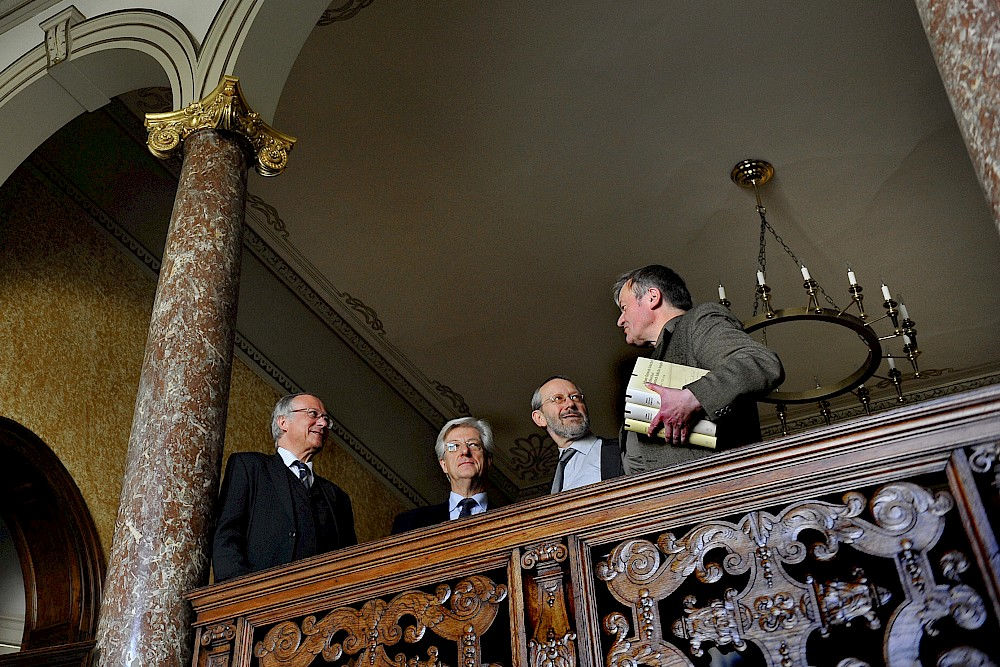 Starke Partner (v.l.): Rektor Udo Sträter und Jürgen Stolzenberg von der MLU mit Akademie-Präsident Pirmin Stekeler-Weithofer und Detlef Döring von der SAW in deren Sitz in Leipzig.