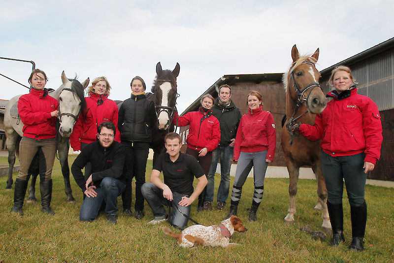 Gruppenfoto mit Pferden und Hund: Die Studentenreiter auf einem Gestüt bei Bernburg.