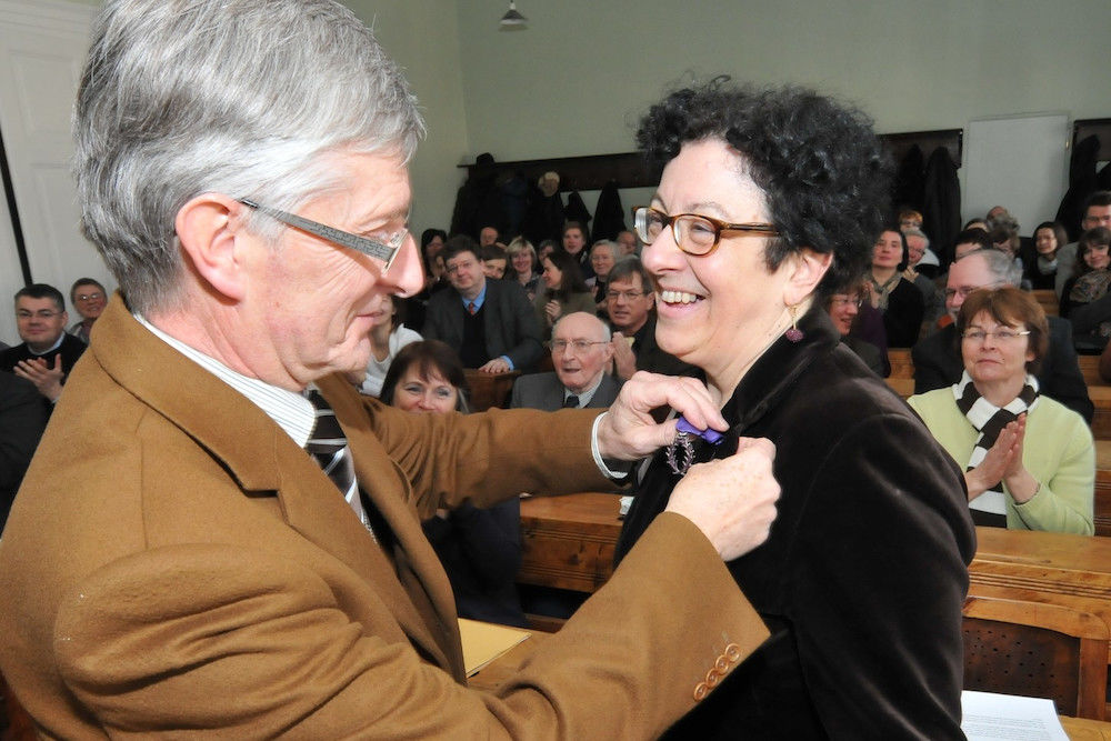 Aufnahme in den „Orden der Akademischen Palmen“: Dr. Annette Schiller bekommt das Ehrenzeichen von Robert Valentin, dem stellvertretenden Leiter der Kulturabteilung der französischen Botschaft.