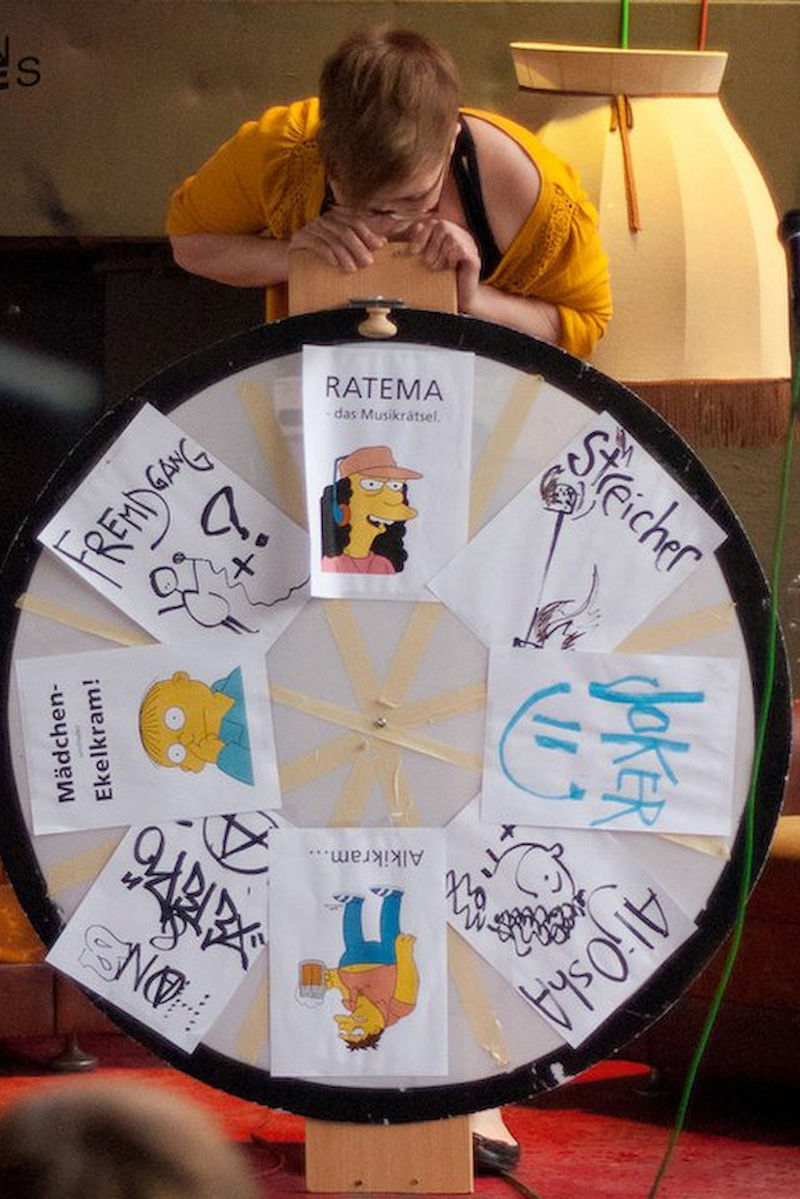 Die Reihenfolge der Auftritte wird per selbstgebasteltem Glücksrad ausgelost.