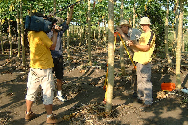 Bruno Glaser bei Forschungs- und Dreharbeiten im en Hatahara, in der Nähe von Manaus. 
