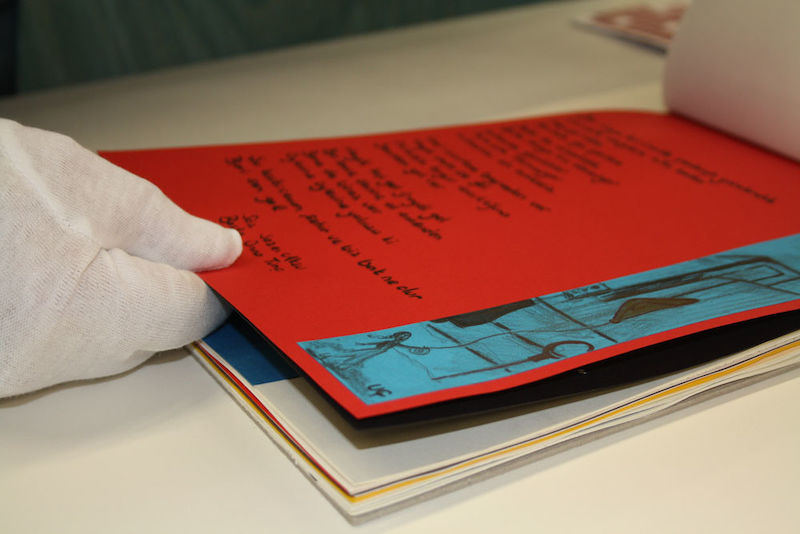 Skizzenbücher können mit jungfräulich weißen Handschuhen durchblättert werden.