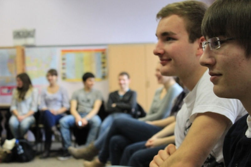 Die Schüler fragten den Studenten Löcher in den Bauch.