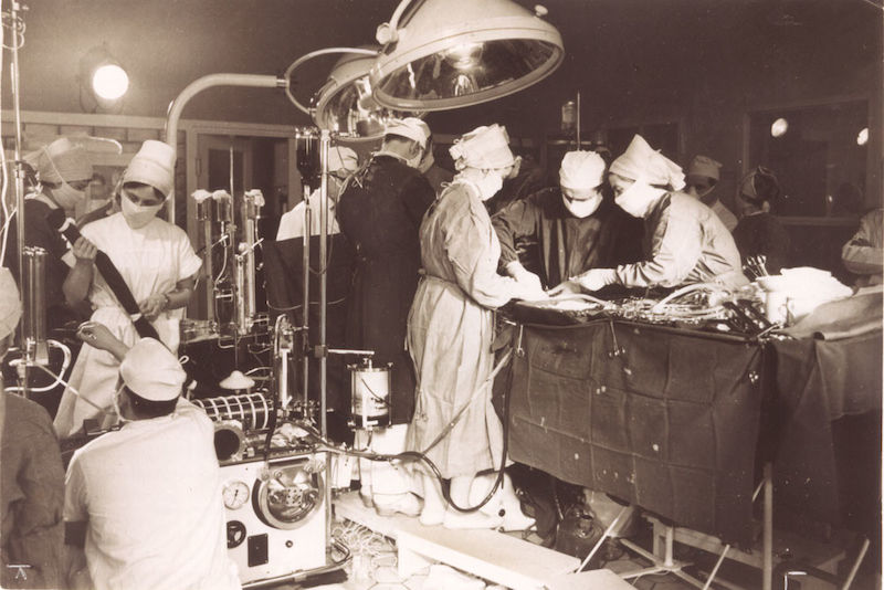 Mit der halleschen Herz-Lungen-Maschine (links im Bild) begann die moderne Herzchirurgie der DDR. Das Foto entstand während einer der ersten Operationen mit der neuen Maschine