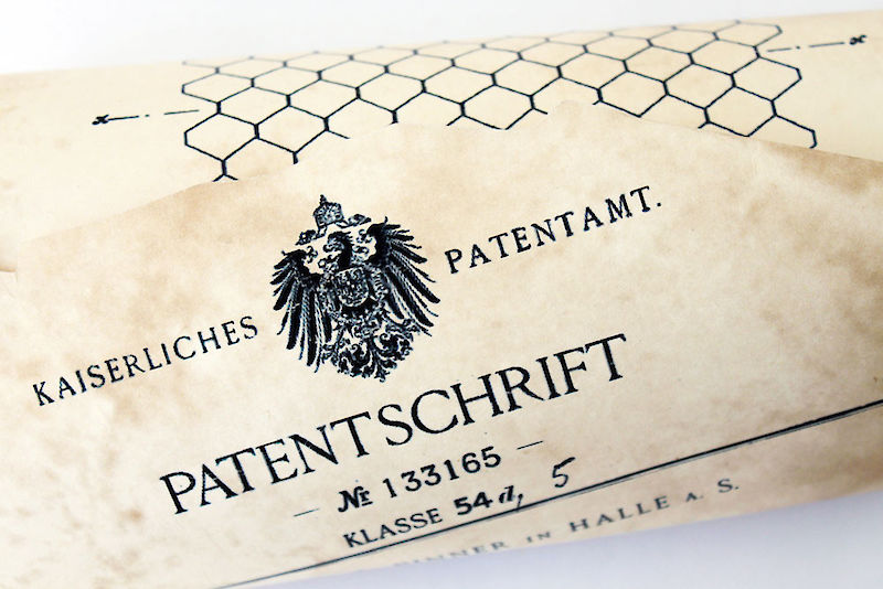 Das erste Papiernetz in Wabenform wurde 1901 von Hans Heilbrun für die hallesche Luxuspapierfabrik Heilbrun & Pinner erfunden.