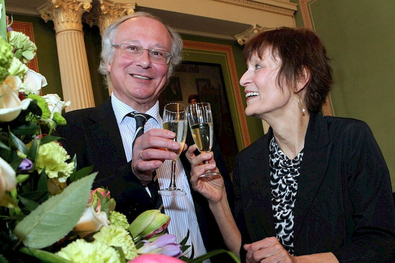 Gemeinsam haben MLU-Rektor Prof. Dr. Udo Sträter und Prof. Dr. Gesine Foljanty-Jost, Prorektorin für Forschung und wissenschaftlichen Nachwuchs, zur Feier ihres 60. Geburtstags am 10. April 2012 in die Universitätsaula eingeladen.