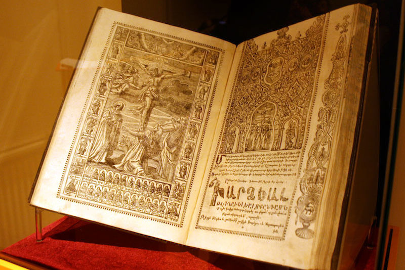 "Casoc’ girk’" ist ein Lektionsbuch der Armenischen Kirche – gedruckt in Venedig 1686. Es ist ein dreibändiger Foliant und zählt zu den schönsten armenischen Drucken überhaupt